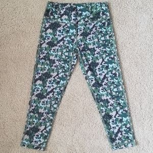 Phat Buddha Sz Medium Camo Capri Leggings